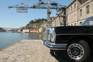 Automvel Mercedes no cais da Alfndega do Porto