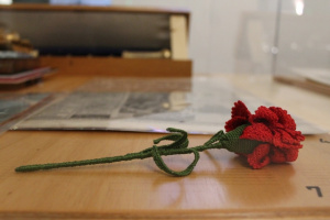 Cravo em crochet oferecido a Gomes da Costa no dia 1 de Maio de 1975 |  Arquivo AMTC