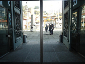 vista da porta principal de acesso ao Edifcio da Alfndega do Porto para o exterior. V-se pessoas a circular |  Arquivo AMTC
