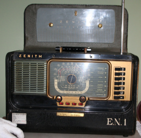 Recetor de Comunicaes marca Zenith, modelo Trans-Oceanic H500, fabricado nos EUA 1951, com inscrio E.N.1|  Arquivo AMTC