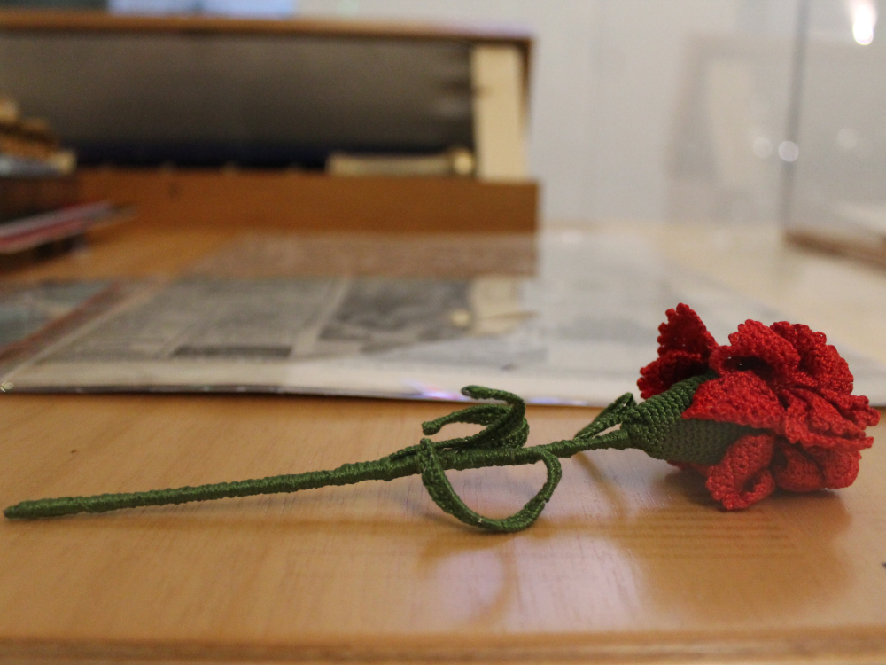 Cravo em crochet executado e oferecido por M. Cludia de Almeida ao Presidente da Repblica Costa Gomes no dia 1 de maio de 1975. Coleo Museu da Presidncia da Repblica AMTC