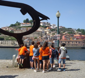 Grupo de alunos da Universidade Jnior no exterior do Edifcio da Alfndega do Porto |  Arquivo AMTC